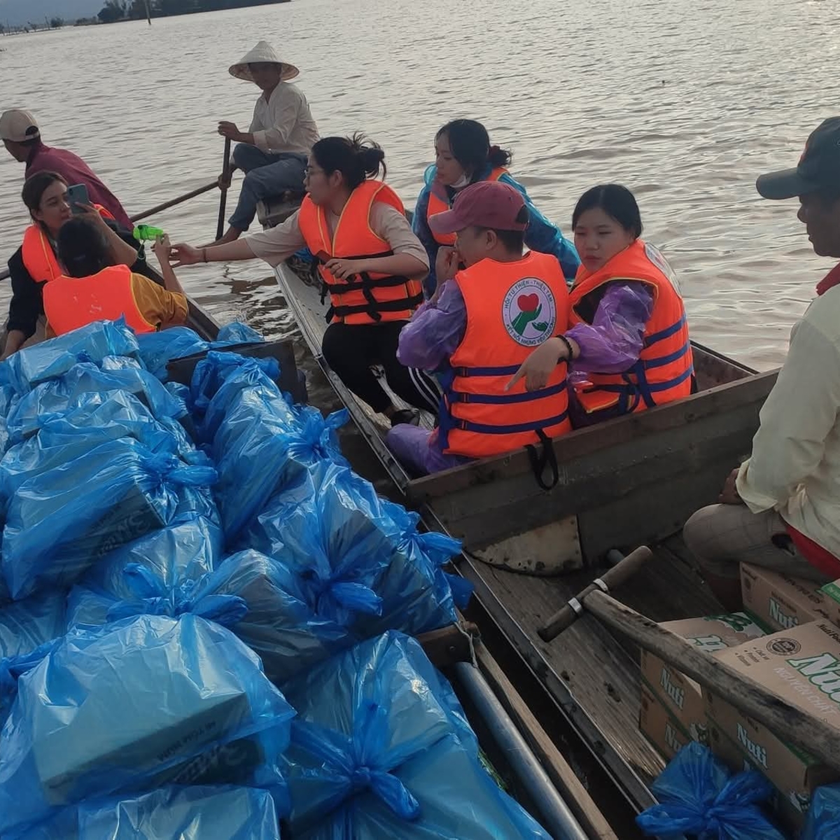 CHUNG TAY HỖ TRỢ BÀ CON VÙNG LŨ HUẾ
