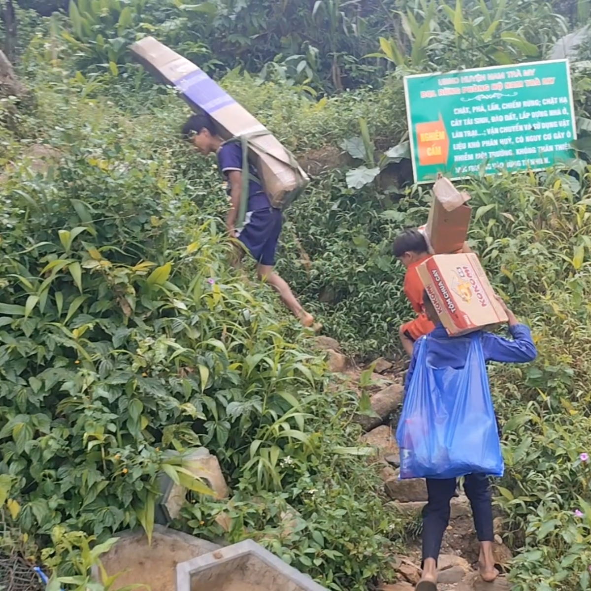 LÀM ĐƯỜNG LÊN LÀNG RONG CHƠI TAKPANG