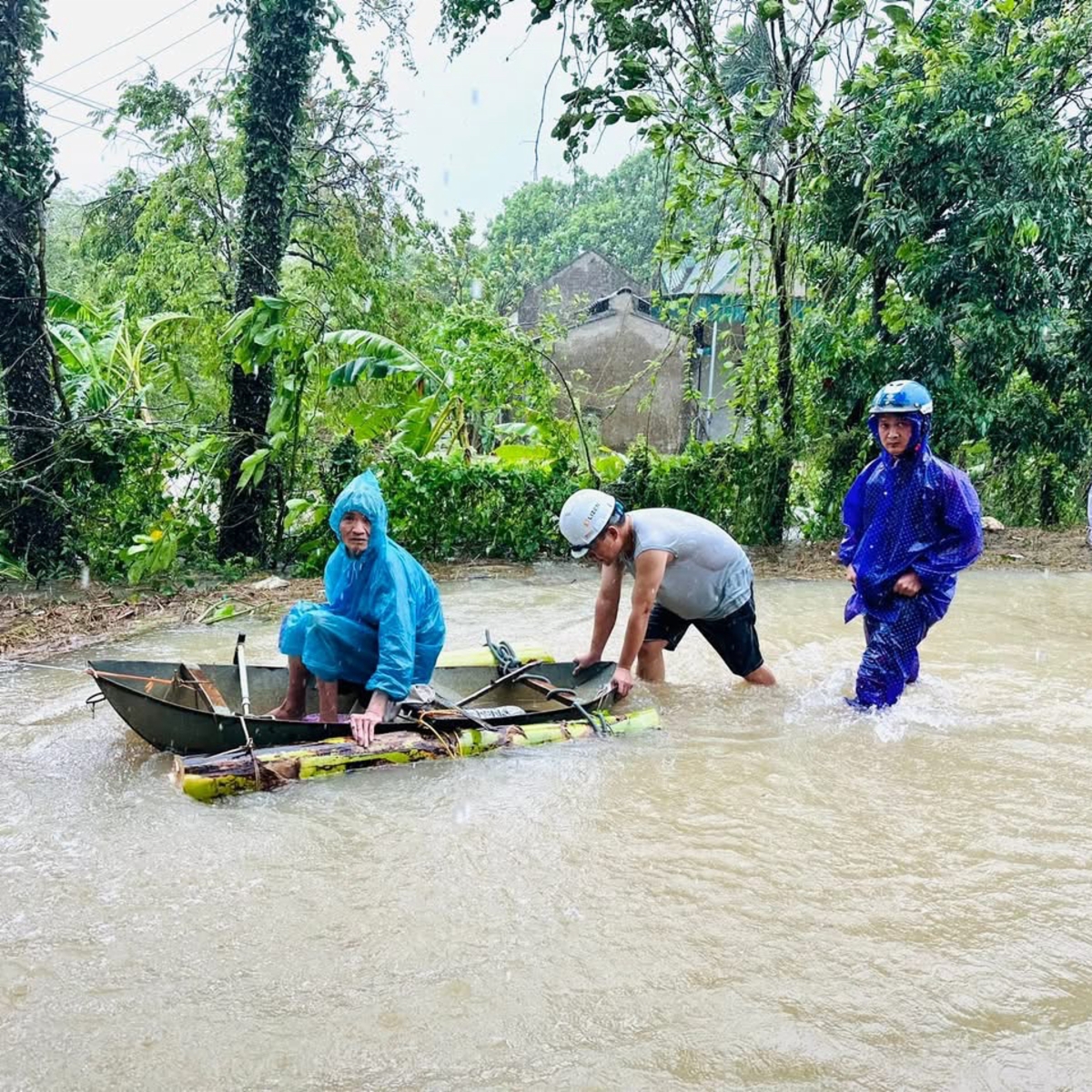 Cứu trợ đồng bào Nông Cống thiên tai mưa lũ bão số 10 Bualoi
