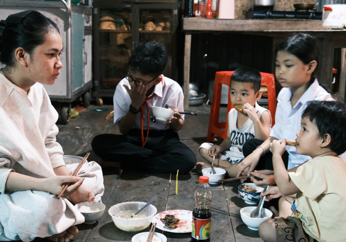 Cô bé 15 tuổi nhổ cỏ mướn nuôi 4 em mồ côi