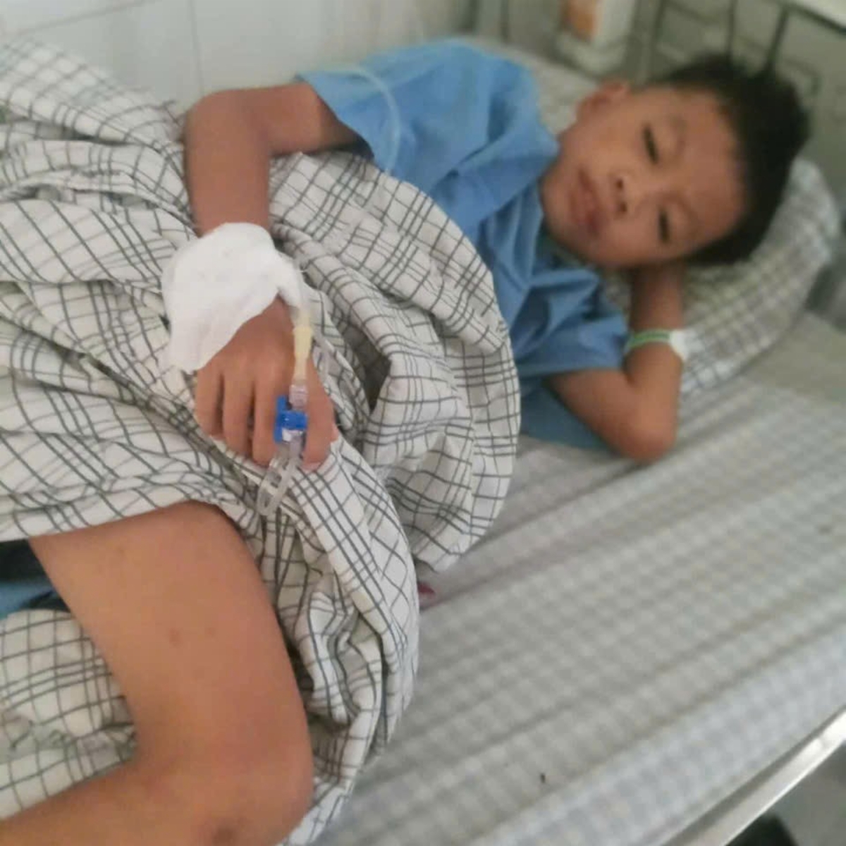 HAI ĐỨA TRẺ CÙNG MANG MỘT CĂN BỆNH – CHA MẸ NGHÈO BẤT LỰC NHÌN CON ĐAU ĐỚN